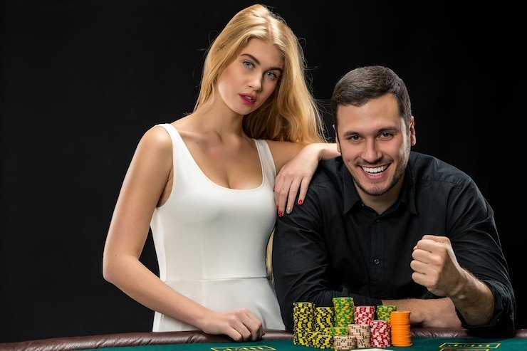 Antarmuka permainan Fortune Mouse menampilkan gulungan slot dan tombol putar di platform bobo slot